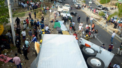 Mueren más de 50 migrantes en accidente con tráiler en México