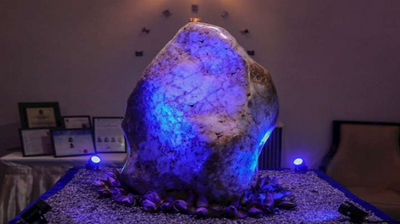 Subastarán el zafiro azul más grande del mundo, pesa 310 kg