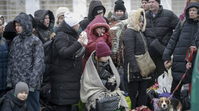 La Unión Europea abre una línea telefónica para ucranianos y rusos que huyen de la guerra