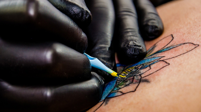 La Unión Europea prohibirá algunos tintes para tatuajes por «provocar enfermedades cancerígenas»